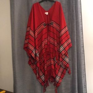 Jessie James Decker’s Kittenish poncho
